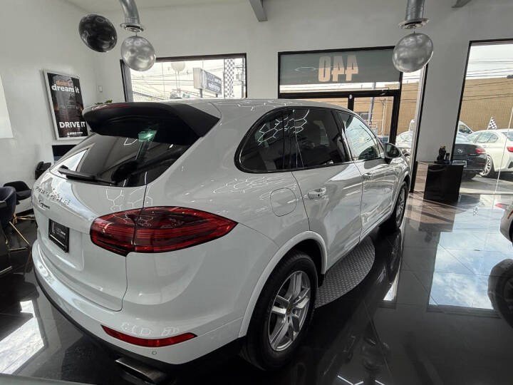 2017 Porsche Cayenne Platinum Edition AWD photo