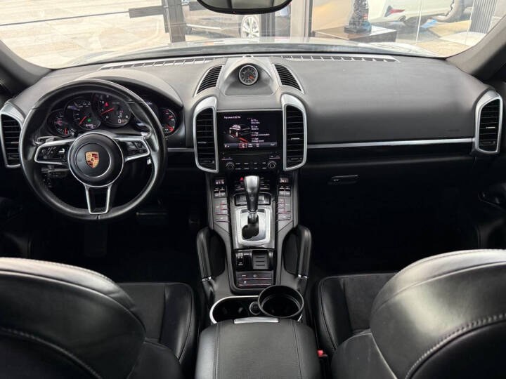 2017 Porsche Cayenne Platinum Edition AWD photo