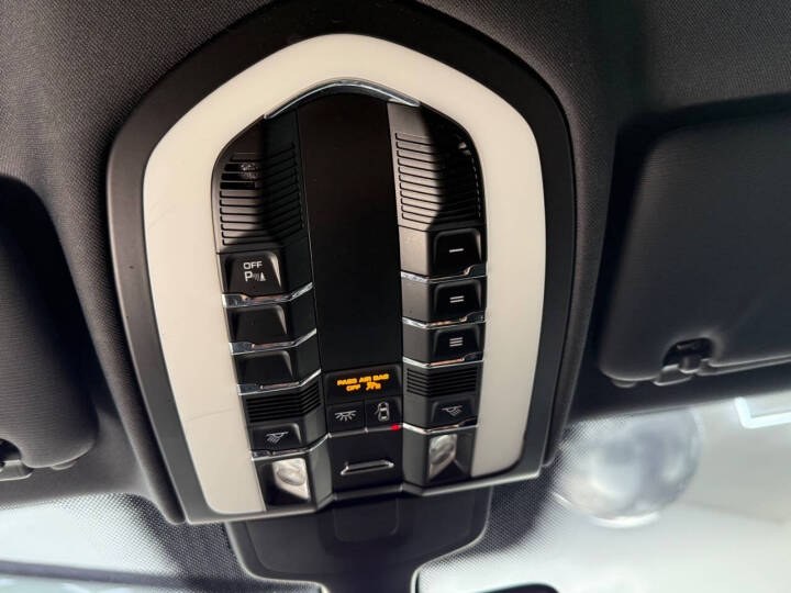 2017 Porsche Cayenne Platinum Edition AWD photo
