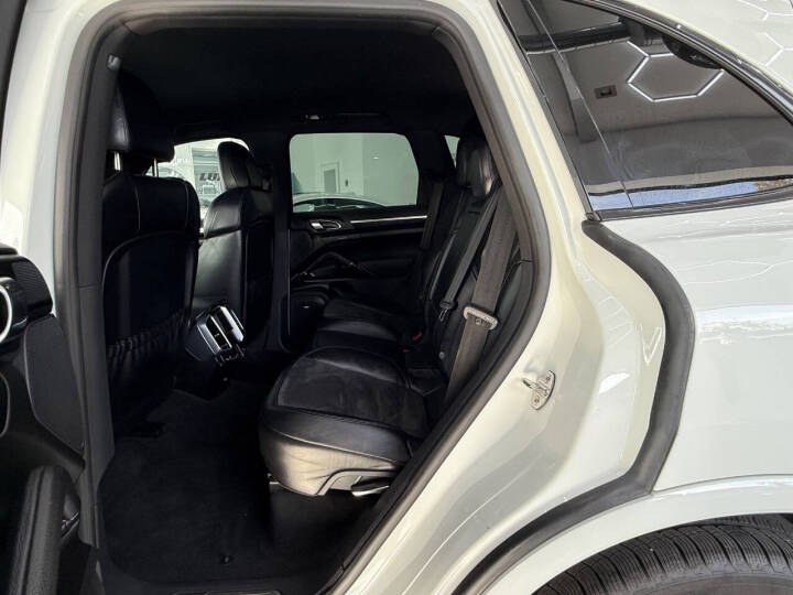 2017 Porsche Cayenne Platinum Edition AWD photo