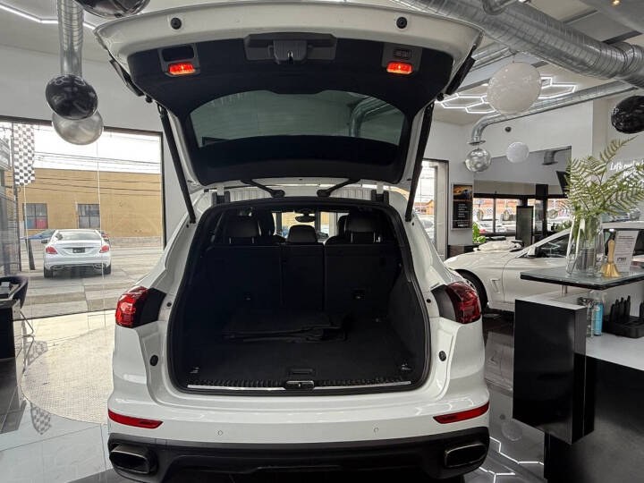 2017 Porsche Cayenne Platinum Edition AWD photo