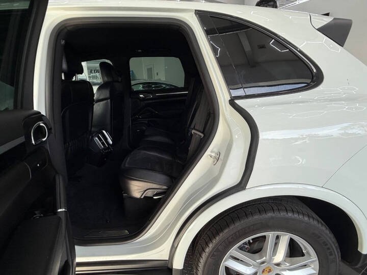 2017 Porsche Cayenne Platinum Edition AWD photo