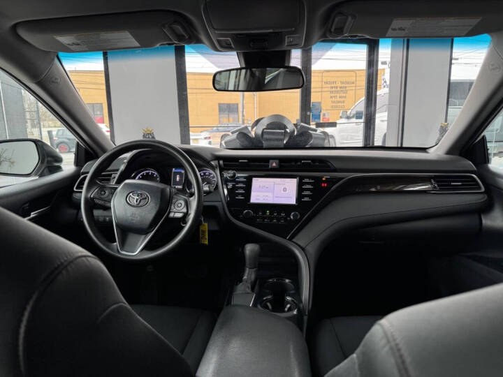 2019 Toyota Camry LE Auto (Natl) photo