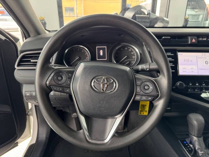 2019 Toyota Camry LE Auto (Natl) photo