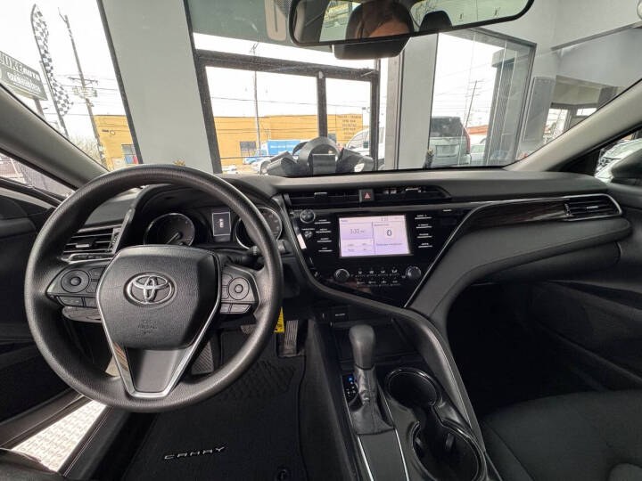 2019 Toyota Camry LE Auto (Natl) photo