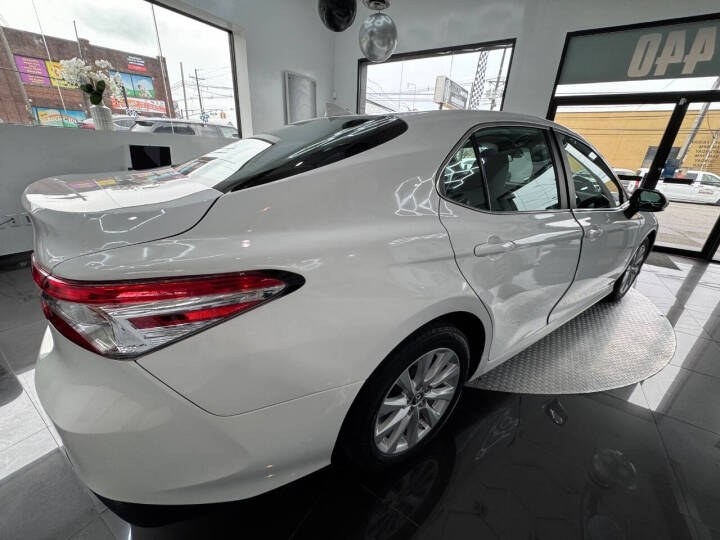 2019 Toyota Camry LE Auto (Natl) photo
