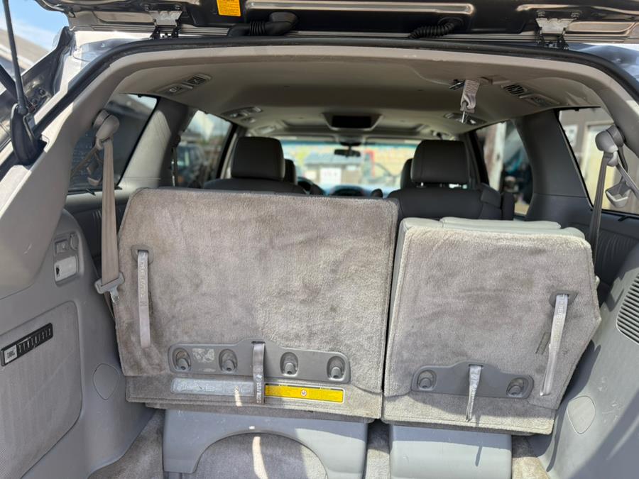 2005 Toyota Sienna XLE 7 Passenger photo