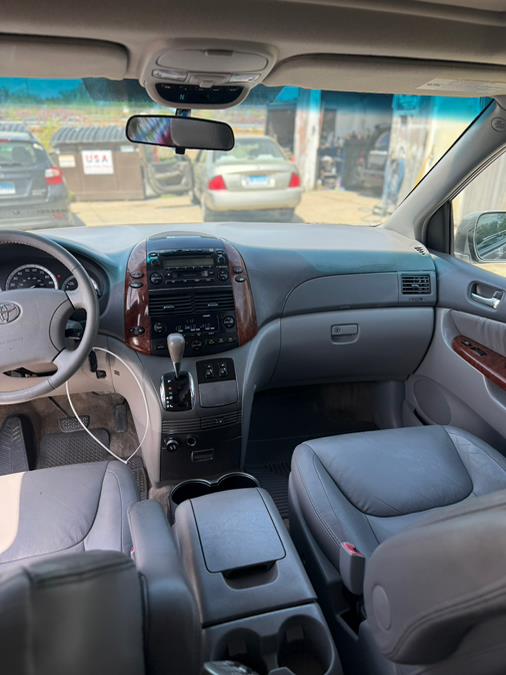 2005 Toyota Sienna XLE 7 Passenger photo