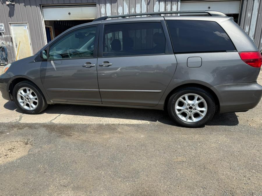 2005 Toyota Sienna XLE 7 Passenger photo