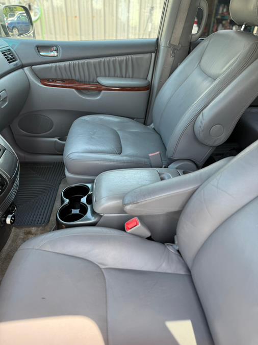 2005 Toyota Sienna XLE 7 Passenger photo
