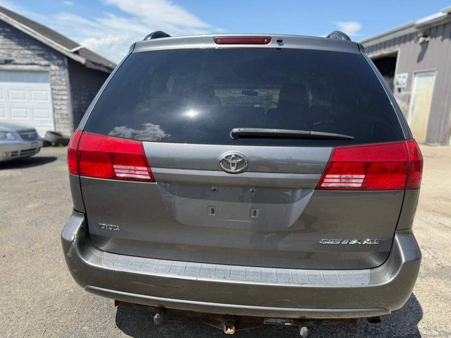 2005 Toyota Sienna XLE 7 Passenger photo