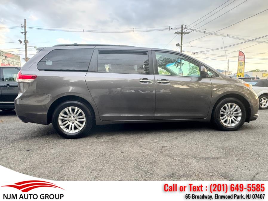 2013 Toyota Sienna XLE 7-Passenger Auto Access Se photo
