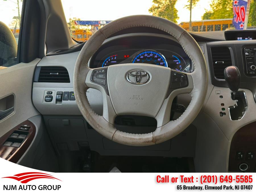 2013 Toyota Sienna XLE 7-Passenger Auto Access Se photo