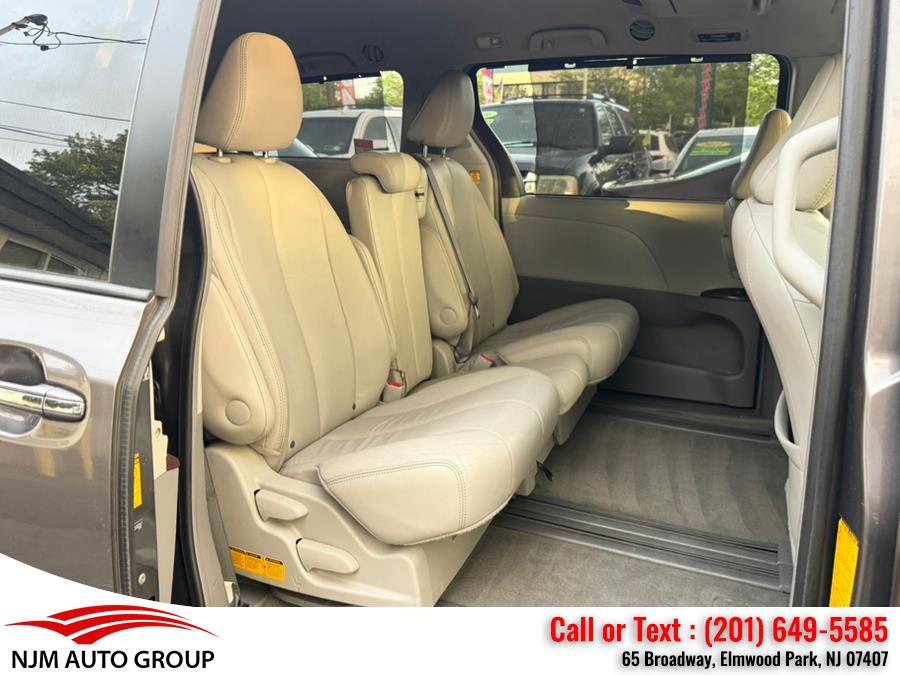 2013 Toyota Sienna XLE 7-Passenger Auto Access Se photo