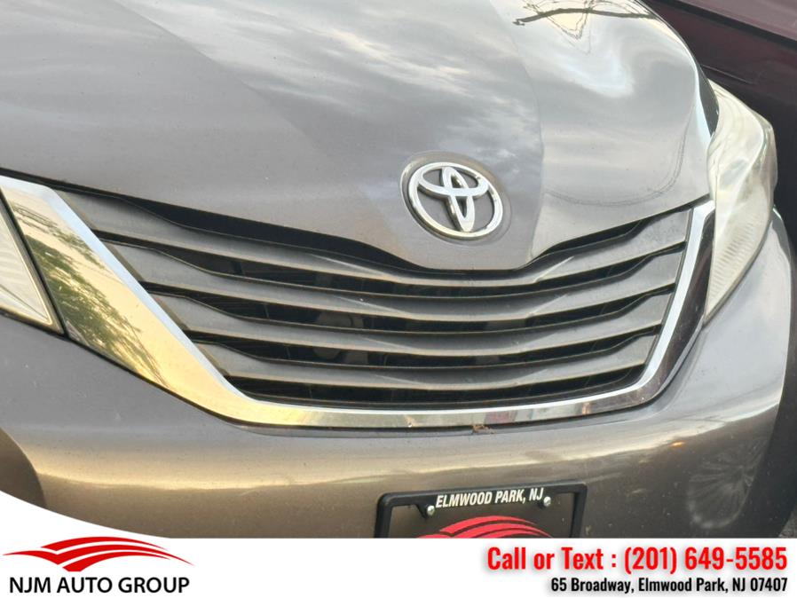 2013 Toyota Sienna XLE 7-Passenger Auto Access Se photo