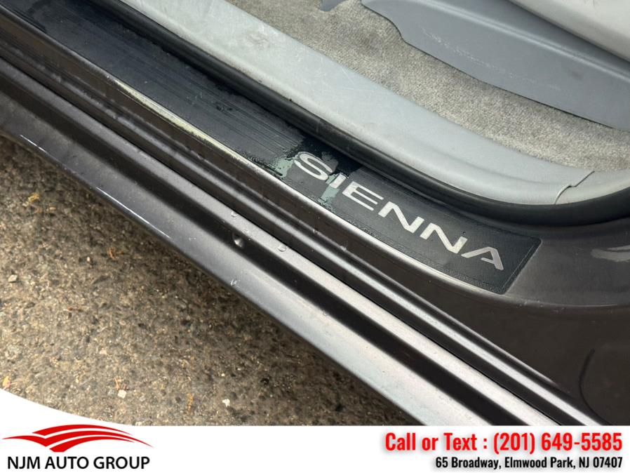 2013 Toyota Sienna XLE 7-Passenger Auto Access Se photo