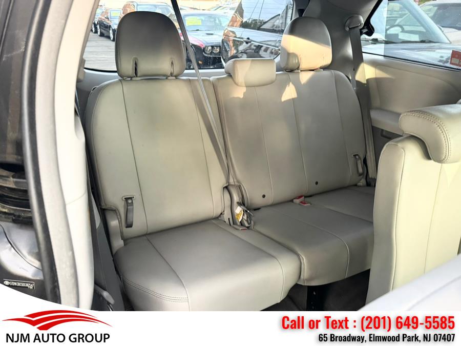 2013 Toyota Sienna XLE 7-Passenger Auto Access Se photo
