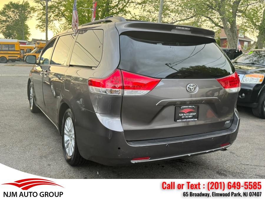 2013 Toyota Sienna XLE 7-Passenger Auto Access Se photo