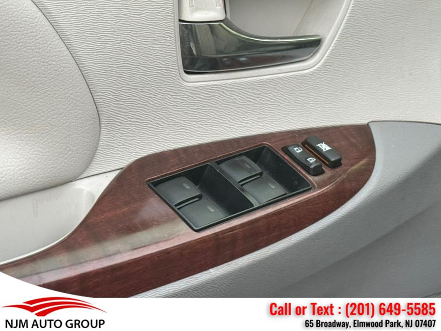 2013 Toyota Sienna XLE 7-Passenger Auto Access Se photo