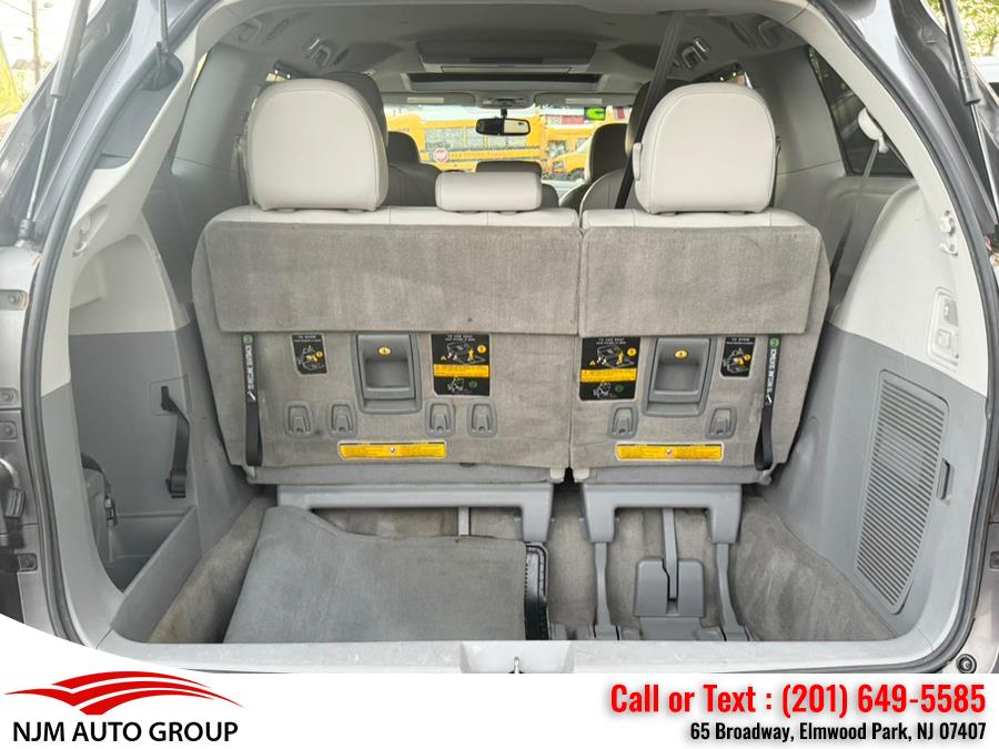 2013 Toyota Sienna XLE 7-Passenger Auto Access Se photo