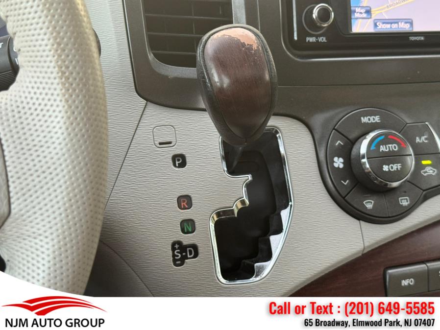 2013 Toyota Sienna XLE 7-Passenger Auto Access Se photo