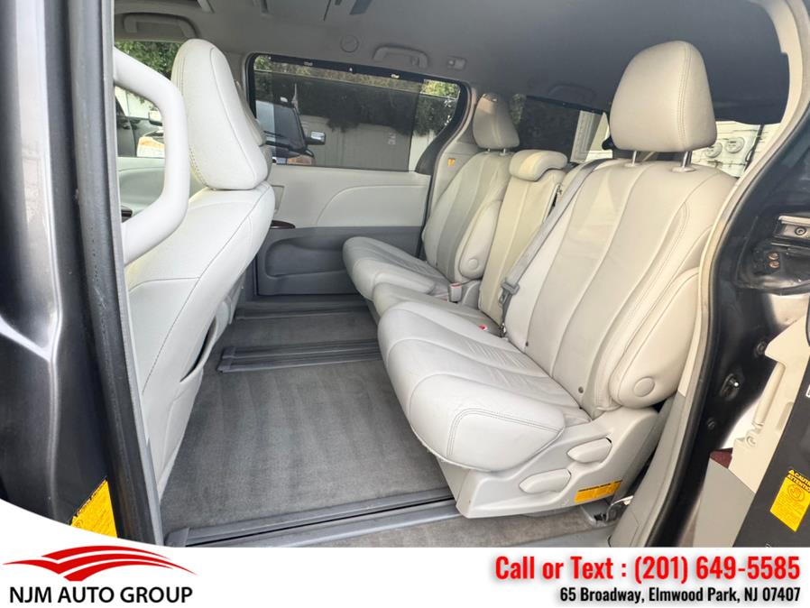 2013 Toyota Sienna XLE 7-Passenger Auto Access Se photo