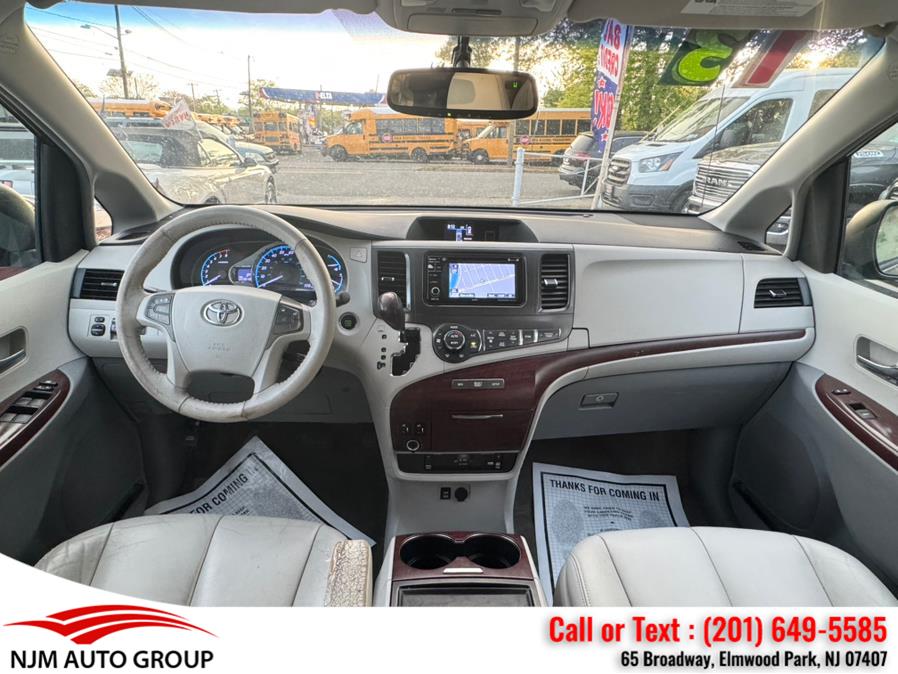 2013 Toyota Sienna XLE 7-Passenger Auto Access Se photo