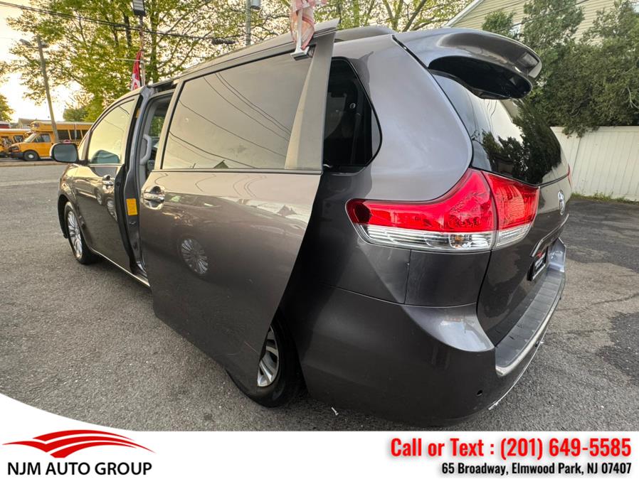 2013 Toyota Sienna XLE 7-Passenger Auto Access Se photo