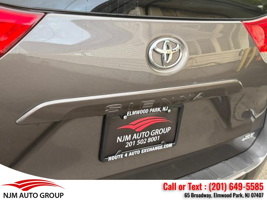2013 Toyota Sienna XLE 7-Passenger Auto Access Se photo