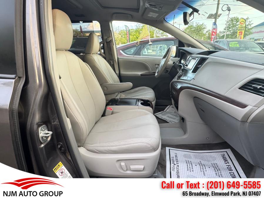 2013 Toyota Sienna XLE 7-Passenger Auto Access Se photo
