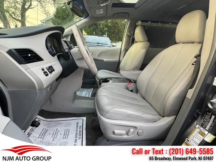 2013 Toyota Sienna XLE 7-Passenger Auto Access Se photo
