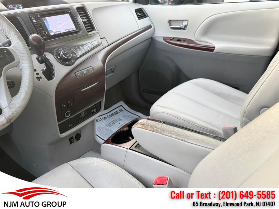 2013 Toyota Sienna XLE 7-Passenger Auto Access Se photo
