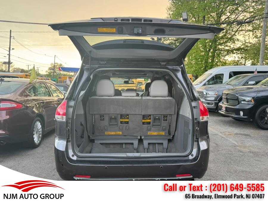 2013 Toyota Sienna XLE 7-Passenger Auto Access Se photo