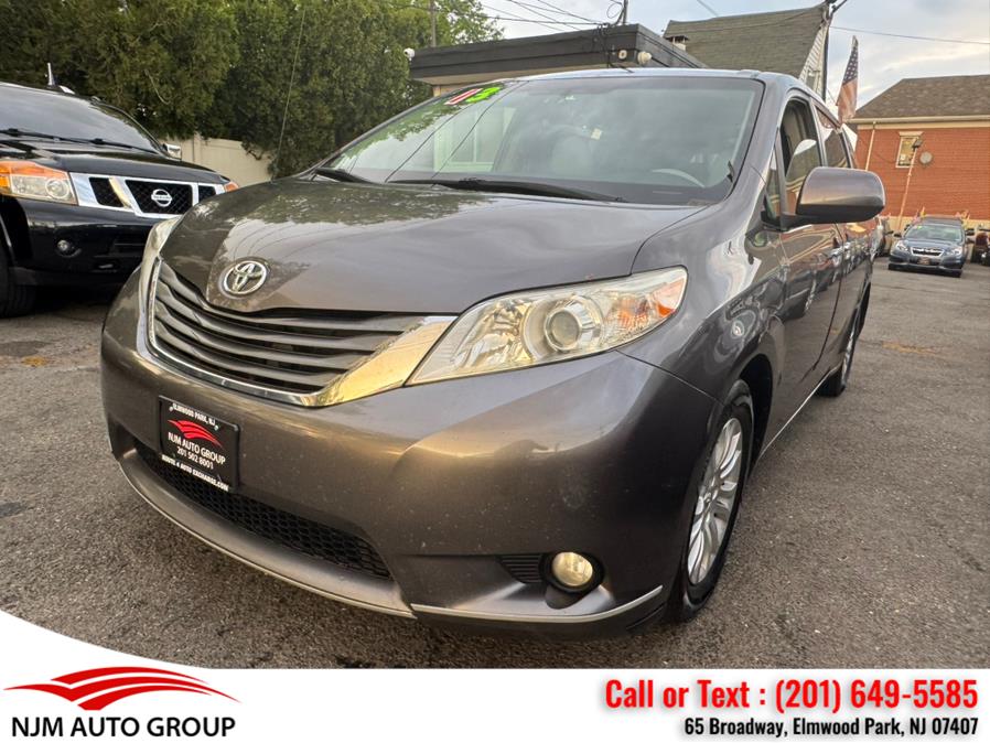 2013 Toyota Sienna XLE 7-Passenger Auto Access Se photo