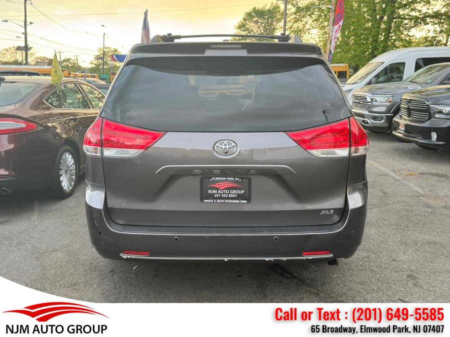 2013 Toyota Sienna XLE 7-Passenger Auto Access Se photo