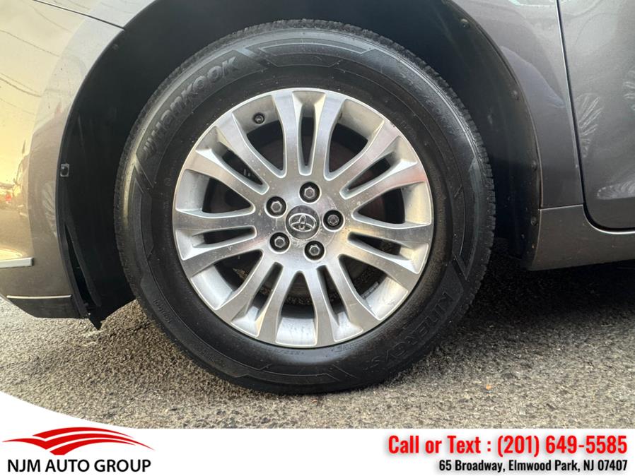 2013 Toyota Sienna XLE 7-Passenger Auto Access Se photo