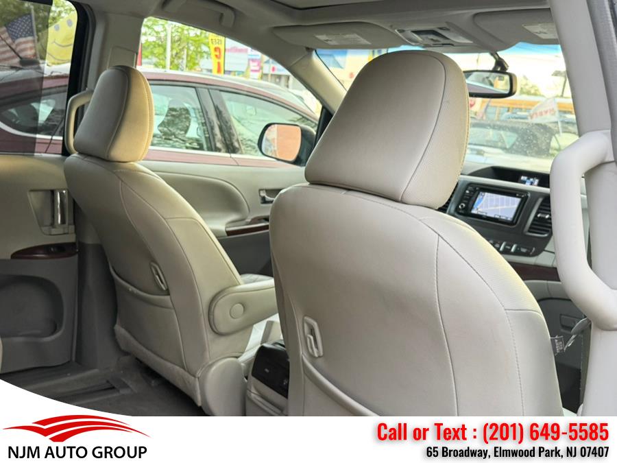 2013 Toyota Sienna XLE 7-Passenger Auto Access Se photo