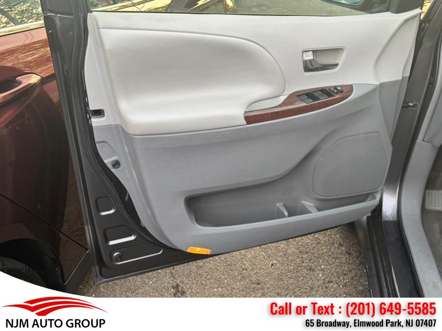 2013 Toyota Sienna XLE 7-Passenger Auto Access Se photo