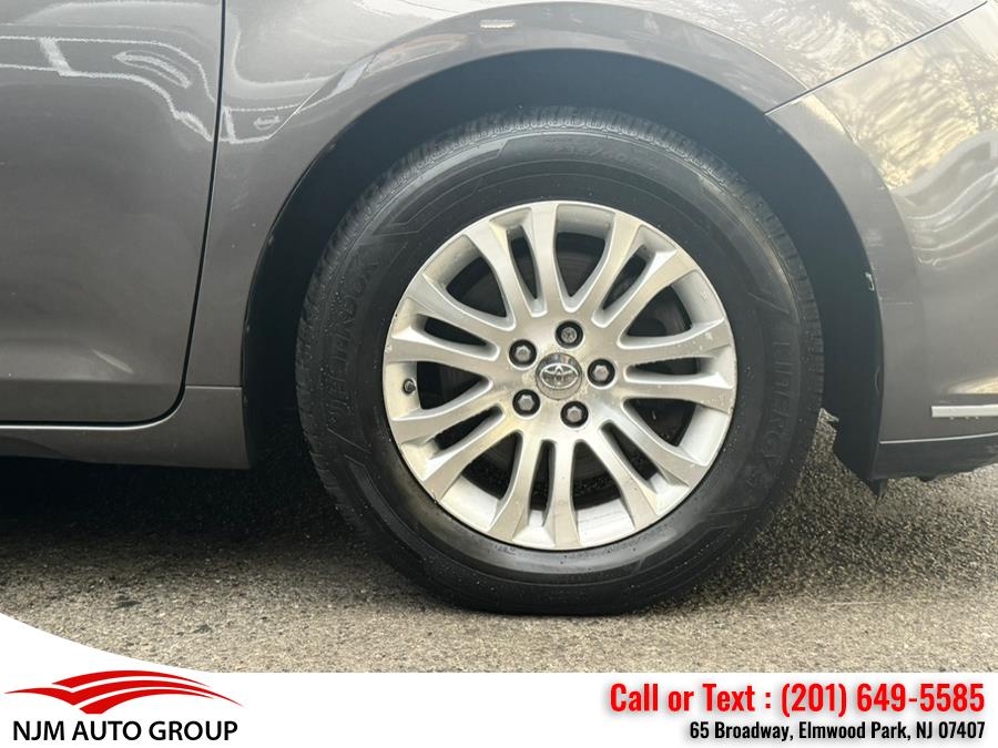 2013 Toyota Sienna XLE 7-Passenger Auto Access Se photo