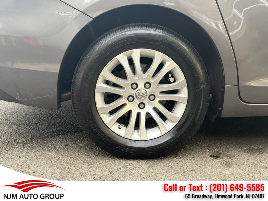 2013 Toyota Sienna XLE 7-Passenger Auto Access Se photo
