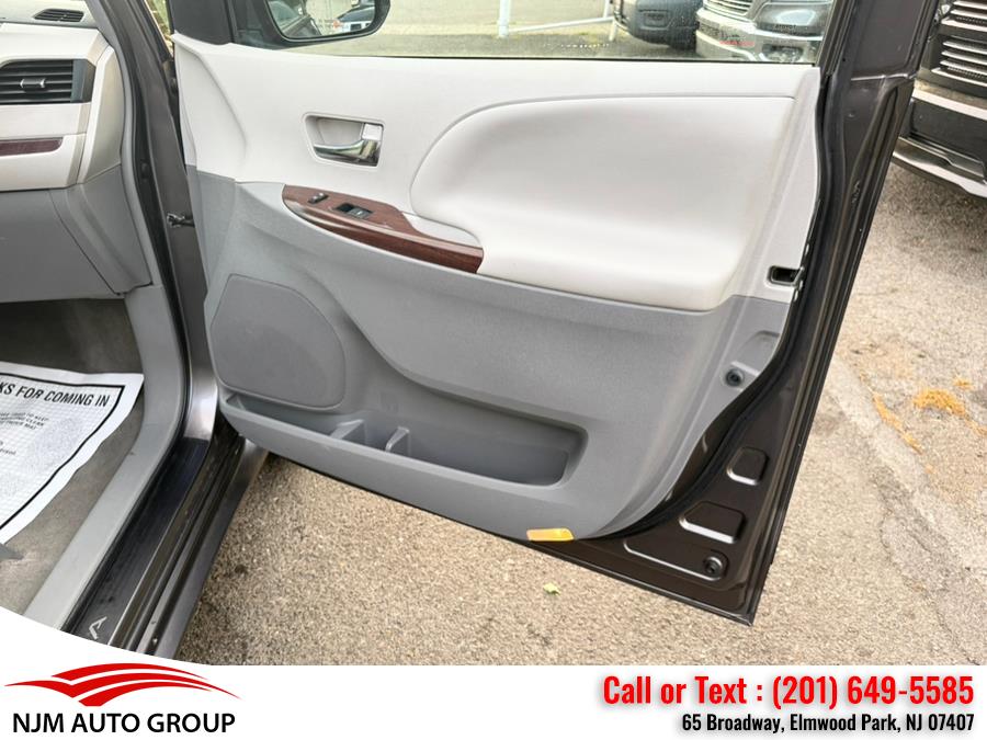 2013 Toyota Sienna XLE 7-Passenger Auto Access Se photo