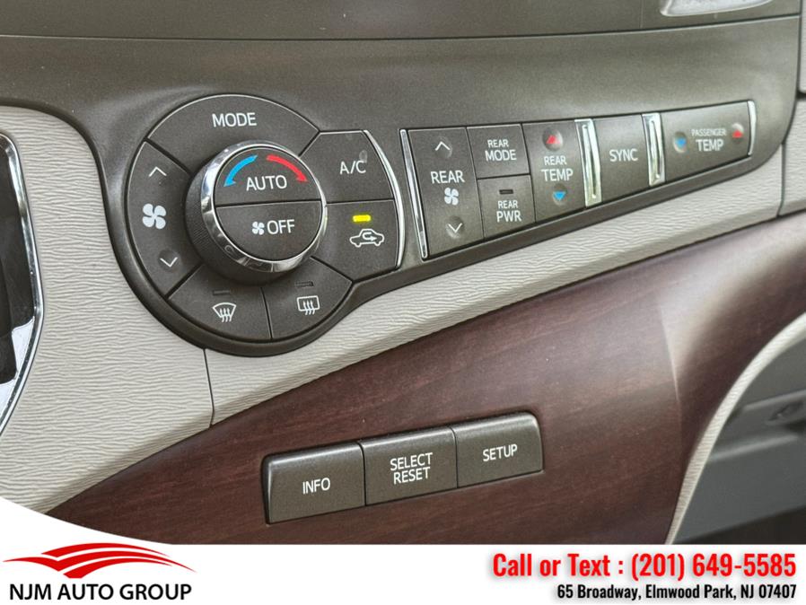 2013 Toyota Sienna XLE 7-Passenger Auto Access Se photo
