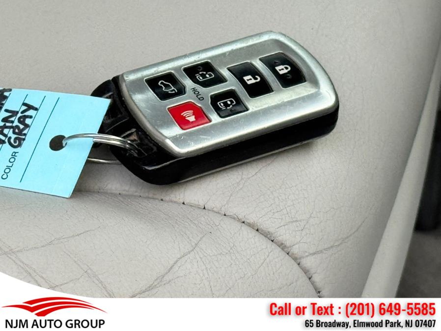 2013 Toyota Sienna XLE 7-Passenger Auto Access Se photo