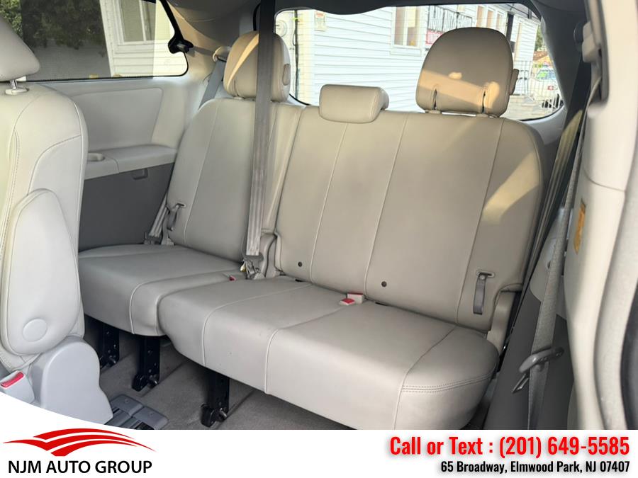 2013 Toyota Sienna XLE 7-Passenger Auto Access Se photo