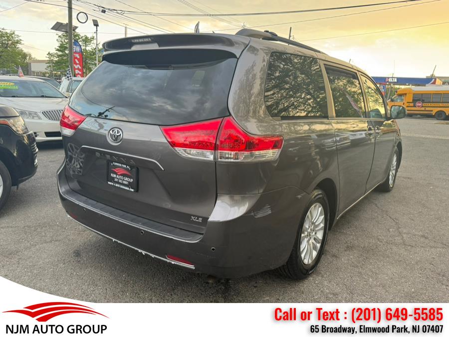 2013 Toyota Sienna XLE 7-Passenger Auto Access Se photo