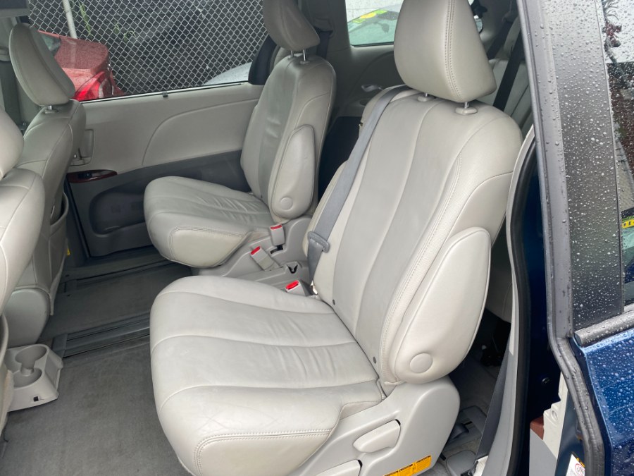 2012 Toyota Sienna XLE 7-Passenger Auto Access Se photo