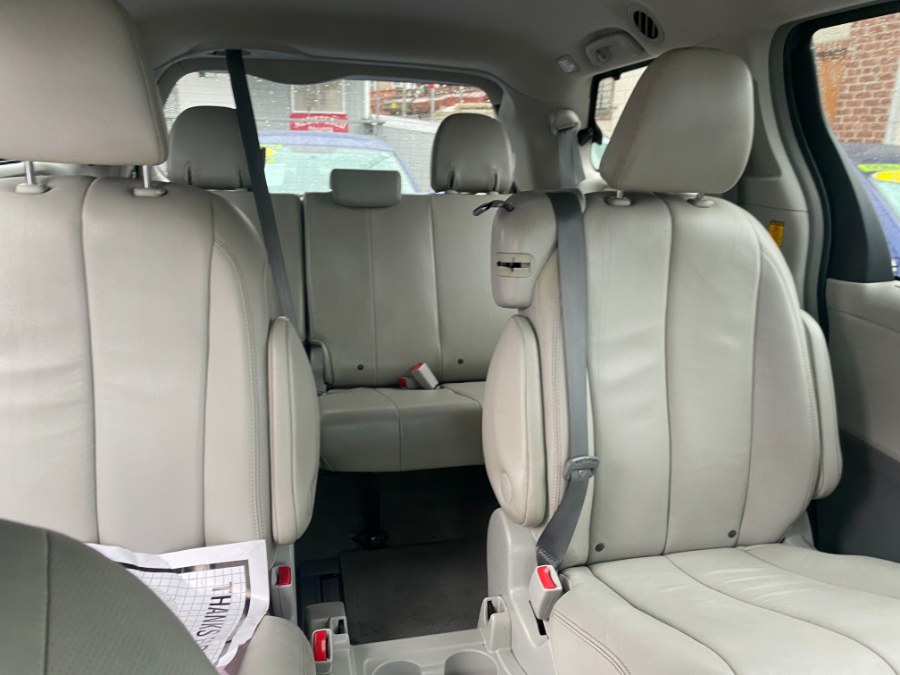 2012 Toyota Sienna XLE 7-Passenger Auto Access Se photo