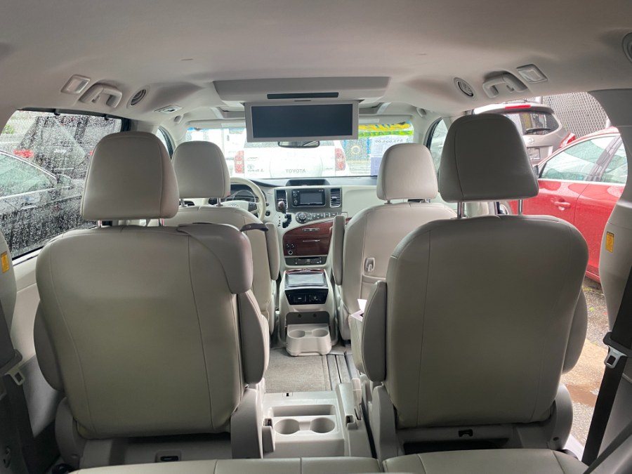 2012 Toyota Sienna XLE 7-Passenger Auto Access Se photo