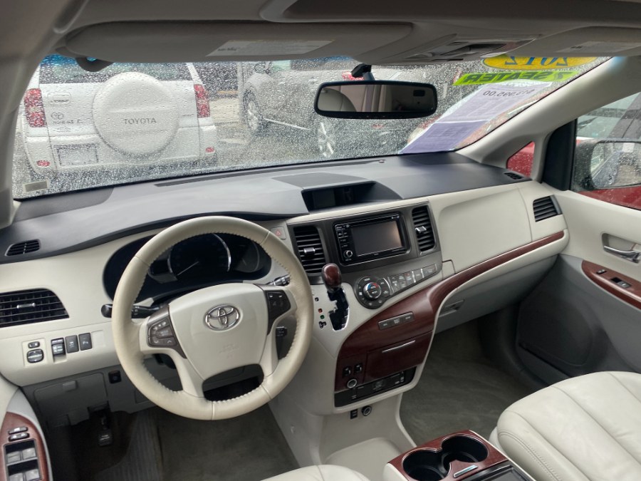 2012 Toyota Sienna XLE 7-Passenger Auto Access Se photo