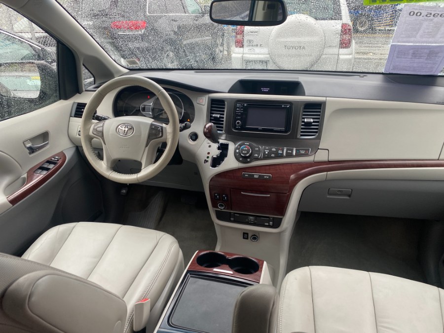 2012 Toyota Sienna XLE 7-Passenger Auto Access Se photo